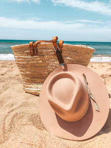 hat clip with hat and bag on beach